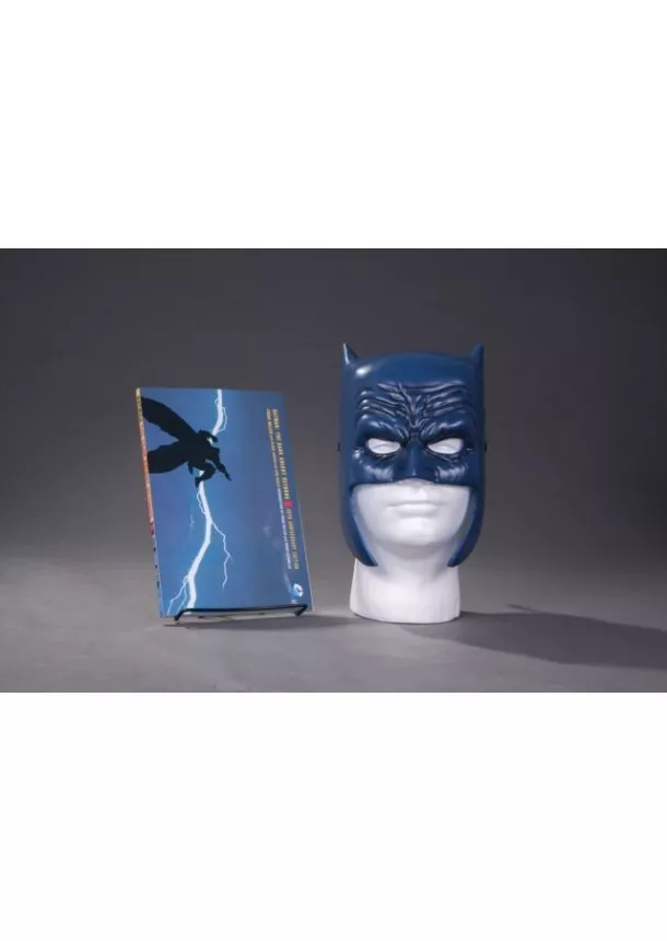 Frank Miller, Lynne Varney - Batman The Dark Knight Returns Book   Mask Set