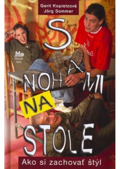 S nohami na stole